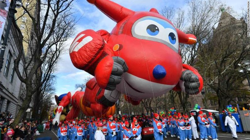 Los funcionarios vigilaron la velocidad del viento a lo largo del desfile, y los trabajadores estaban preparados para bajar algunos de los globos en caso de necesitar más maniobra sobre ellos por las ráfagas, dijo el portavoz de Macy's, Orlando Veras.