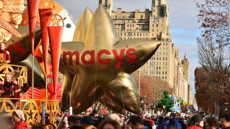 Si los vientos eran demasiado fuertes, los trabajadores podían desviar los globos por una calle lateral y desinflarlos, indicó el jefe de policía de Nueva York, Terence Monahan.