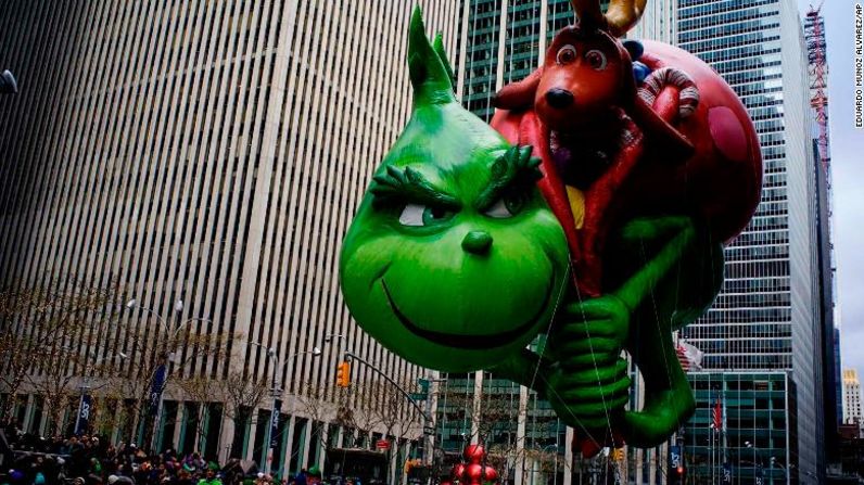 El globo Grinch se ve tan malvado como siempre.