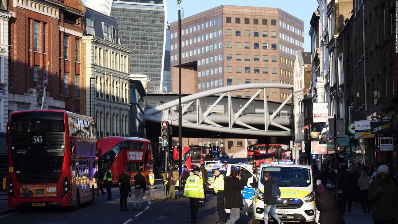 CNNE 738464 - reportan incidente de apunalamiento en puente de londres