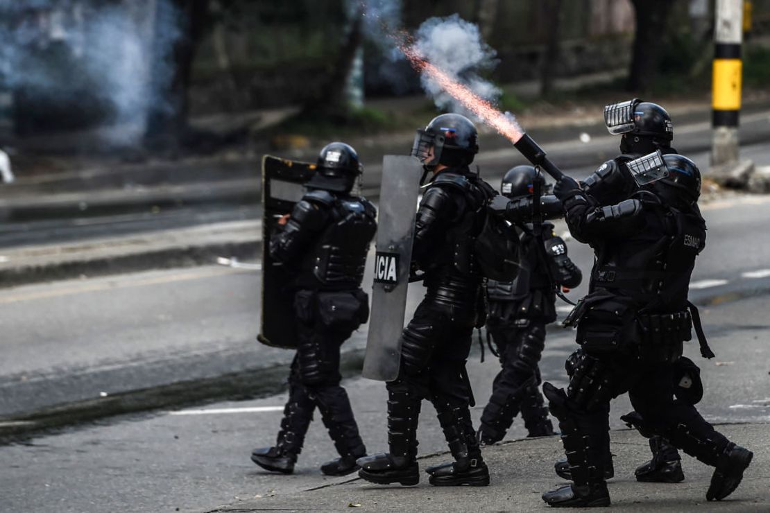 del Escuadrón Móvil Antidisturbios ESMAD hacen guardia durante una protesta en Medellín, Colombia, el 24 de octubre de 2019.