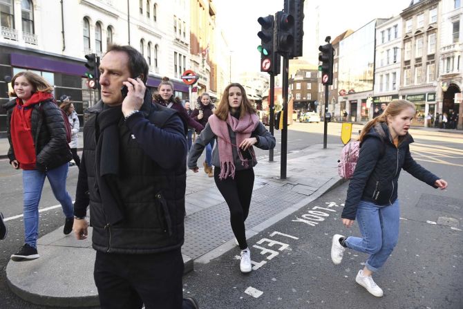 La gente se aleja rápidamente del Borough Market en el centro de Londres, después de que la policía les dijo que abandonaran el área luego de un incidente en el cercano Puente de Londres. Crédito: Dominic Lipinski/AP