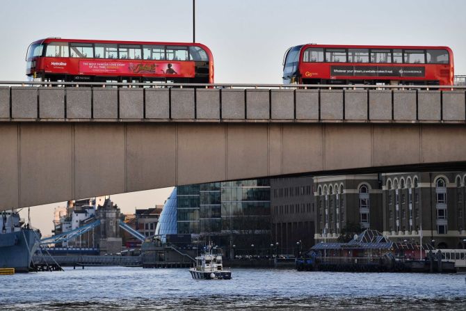 Autobuses vacíos se ven estacionados en el Puente de Londres después del incidente. Credito: Ben Stansall/AFP via Getty Images