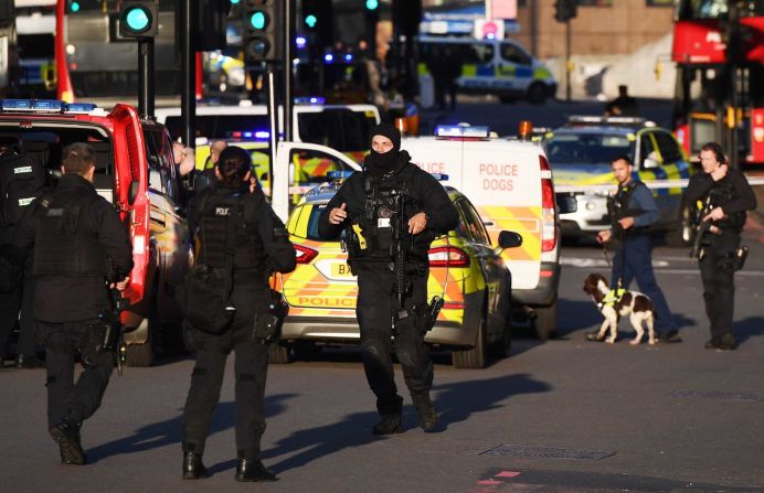 Agentes de la Policía Metropolitana de Londres se reúnen cerca del Borough Market. Crédito: Chris J Ratcliffe/Getty Images