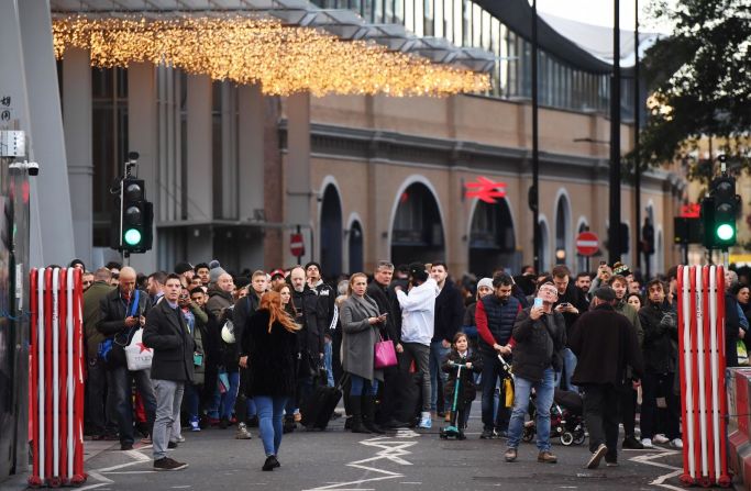 Miembros del público están retenidos detrás de un cordón policial cerca de la estación del metro en el Puente de Londres. Crédito: Chris J Ratcliffe/Getty Images