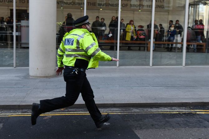 Un agente de la Policía de Transporte Británica corre a lo largo de una calle después de informes de disparos en el Puente de Londres. Crédito: Chris J Ratcliffe/Getty Images