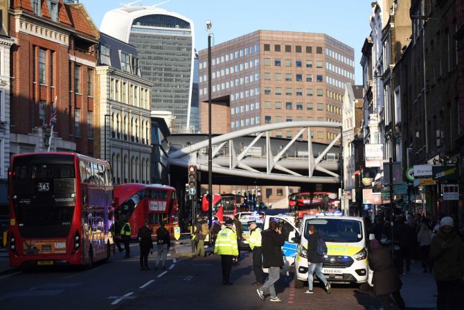 El tráfico se detiene en un cordón policial cerca del Borough Market. Crédito: Chris J Ratcliffe/Getty Images