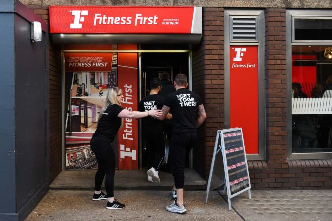 Miembros del personal son conducidos a un gimnasio después de informes de disparos en Londres. Crédito: Chris J Ratcliffe/Getty Images