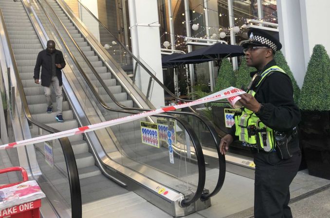 Un agente de la policía acordona la estación de London Bridge. Crédito: Dan Kitwood/Getty Images