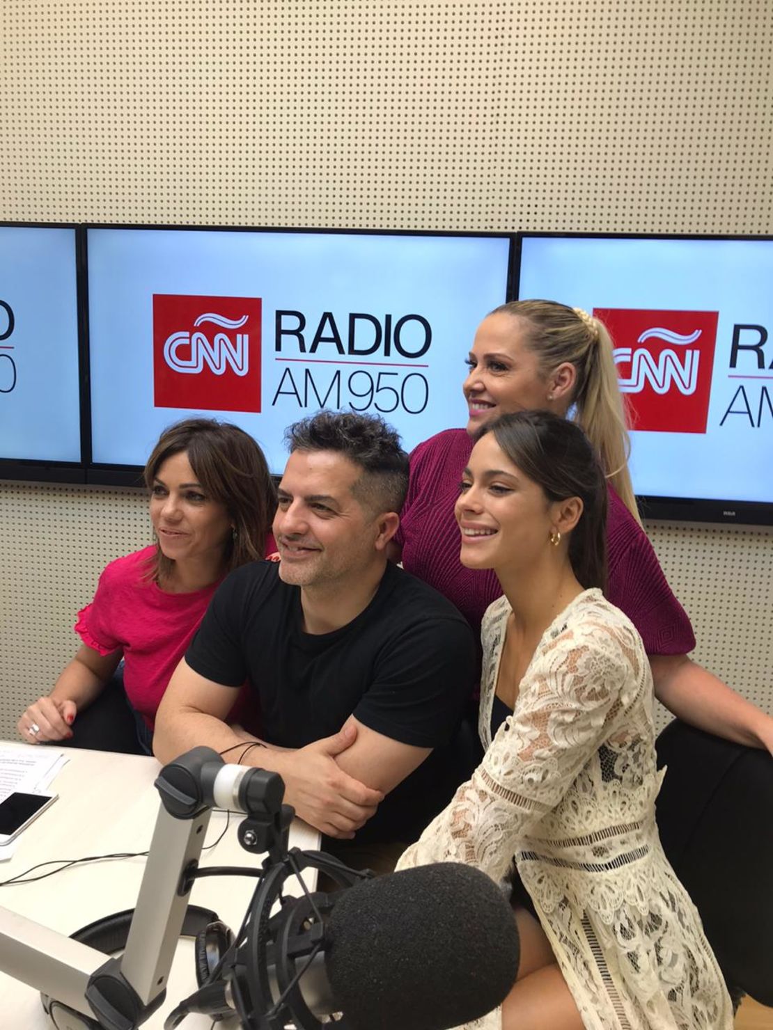 Tini Stoessel, en los estudios de CNN Radio Argentina, junto al equipo de El Espectador.