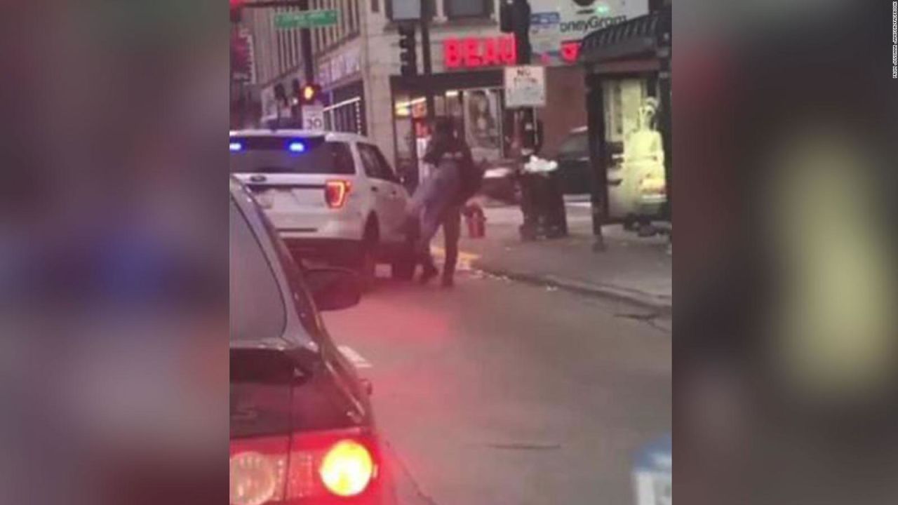 CNNE 738668 - video muestra a un policia de chicago golpeando a un hombre durante arresto