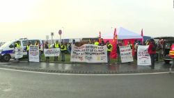 CNNE 738674 - francia- protestas en centros de amazon