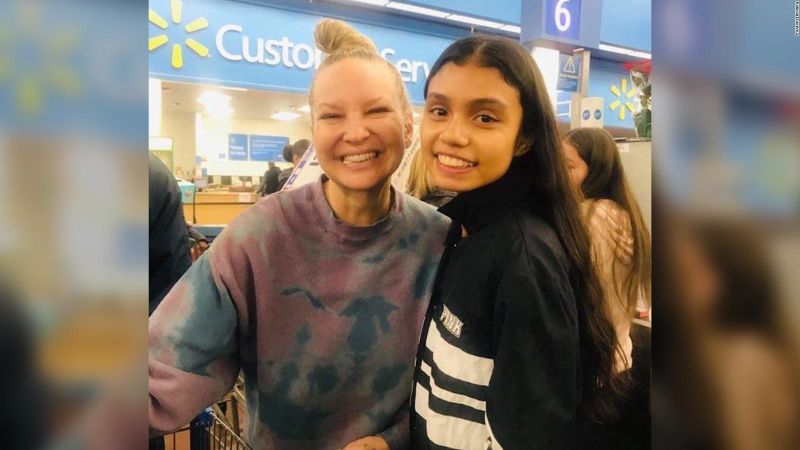La cantante de pop sia sorprende a varios compradores en el día de acción de gracias | cnn