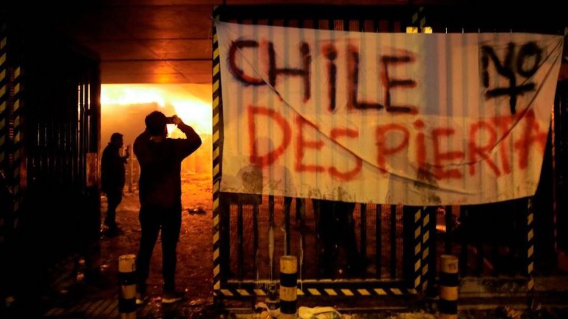 Incendio de una estación del Metro de Santiago, durante las protestas en Chile el 19 de octubre de 2019.