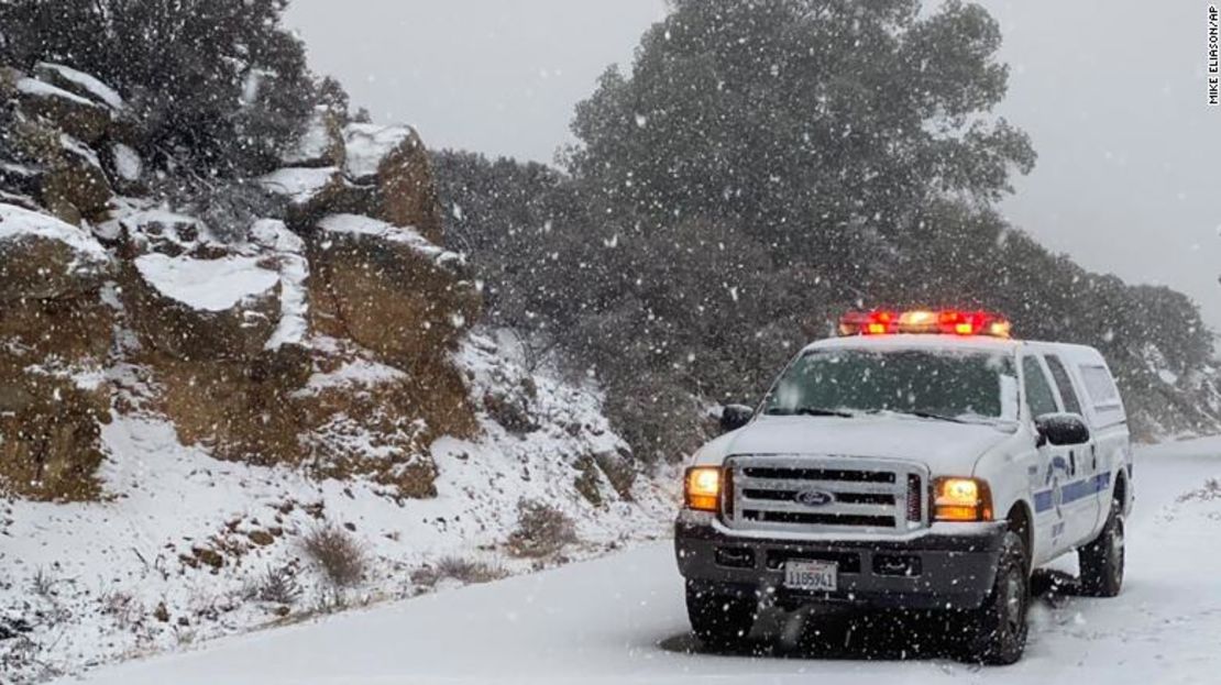 Esta foto tuiteada por el Departamento de Bomberos del Condado de Santa Bárbara muestra un camión del Departamento de Bomberos a lo largo de E. Camino Cielo mientras cae la nieve, el jueves 28 de noviembre de 2019.