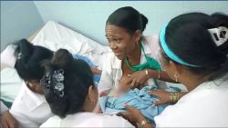 CNNE 739031 - cuba- medica amamanta a bebe abandonado