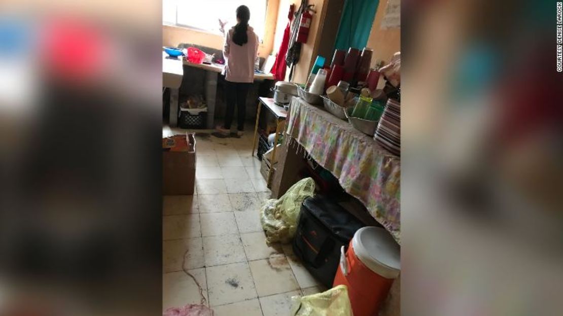 Las mujeres en el refugio de Ortiz cocinan pero no hacen la compra porque les resulta demasiado peligroso abandonar el edificio.