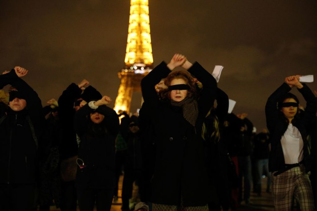 Mujeres usando vendas en sus ojos hacen parte de una movilización contra el feminicidio y la violencia sexual en la explanada de Trocadero, en París, inspiradas en el grupo feminista chileno Las Tesis, el 29 de noviembre de 2019.