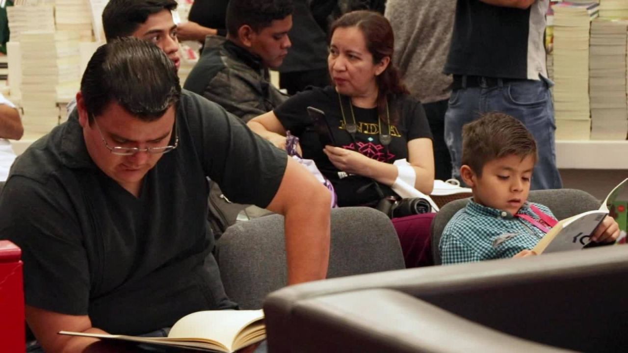 CNNE 739465 - la fuerza del libro fisico en la fil de guadalajara