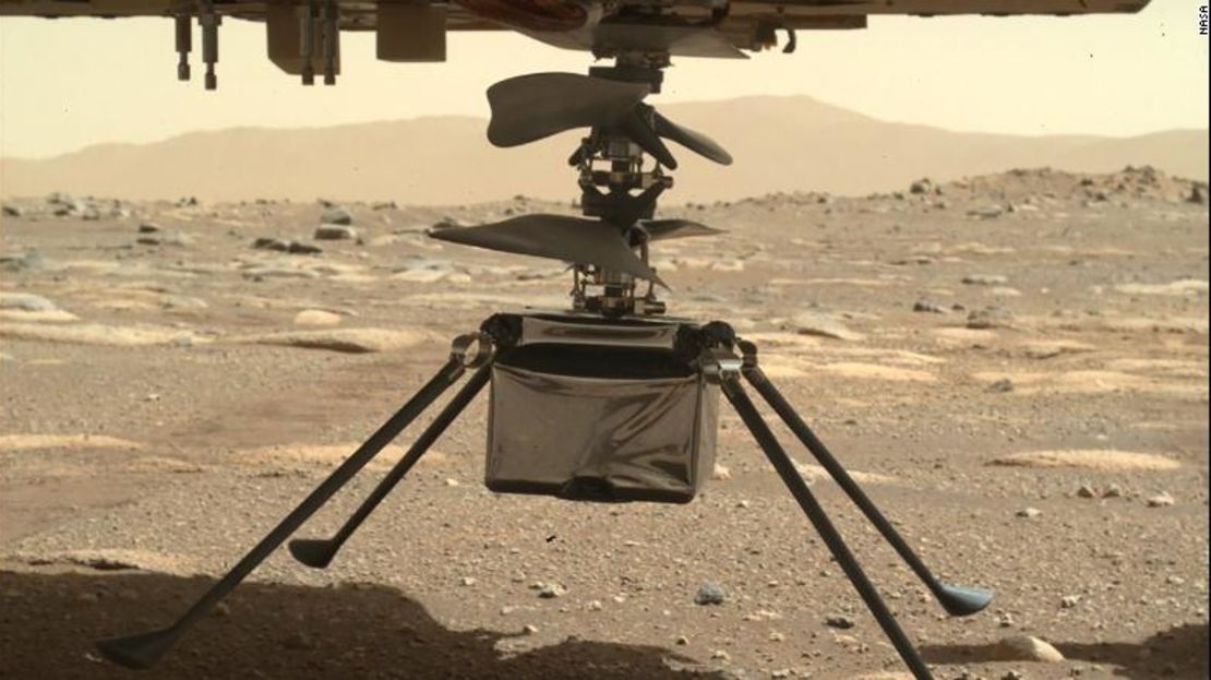 El helicóptero Ingenuity se encuentra actualmente suspendido bajo el rover Perseverance.