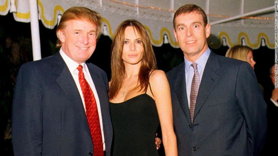 El presidente de Estados Unidos, Donald Trump, la primera dama Melania Trump y el príncipe Andrés de Inglaterra en el resort de Mar-a-Lago, Palm Beach, Florida, el 12 de febrero de 2000