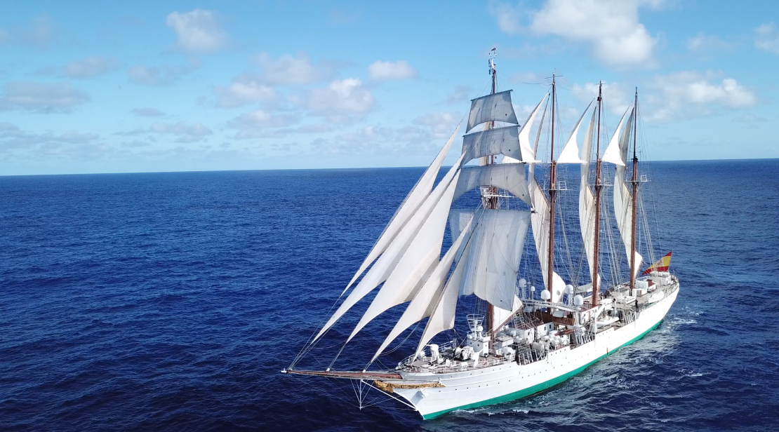 Silueta del Sebastián Elcano cruzando el océano.