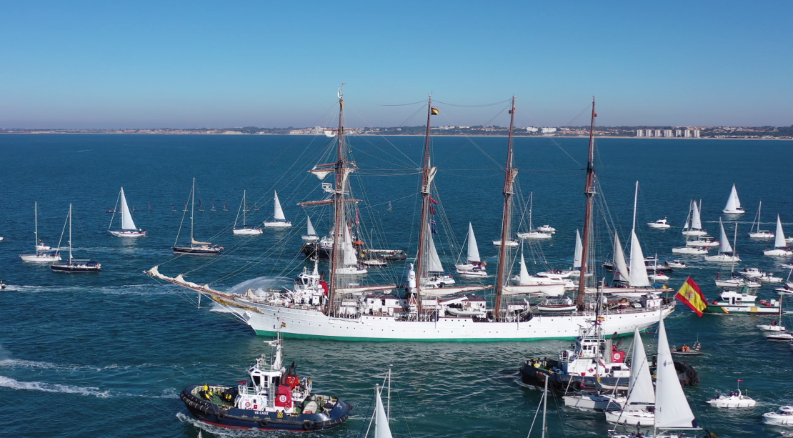 Decenas de barcos acompañan al Sebastián Elcano en su partida.