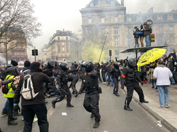 Brotes de violencia se presentaron en París, donde los manifestantes lanzaron ladrillos y encendieron fuego. Una serie de trabajadores y miembros de sindicatos están tomando las calles de París, Marsella y Lyon para manifestarse contra los cambios propuestos al sistema de pensiones. Mira en esta galería las imágenes de los enfrentamientos y las manifestaciones.Crédito: Antoine Crouin