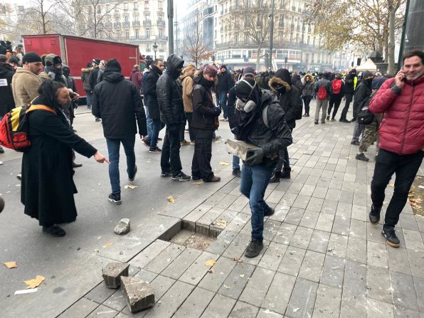 En los enfrentamientos, la Policía de París respondió lanzando gases lacrimógenos contra la multitud. Crédito: Antoine Crouin