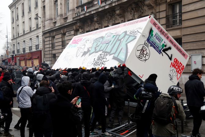 En París, los manifestantes voltearon un contenedor. Crédito: ZAKARIA ABDELKAFI/AFP via Getty Images