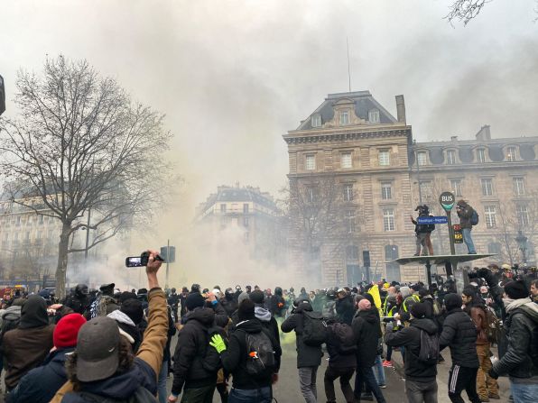 La policía forzó a los manifestantes que se muden a la Place de la République, en París. Crédito: Antoine Crouin