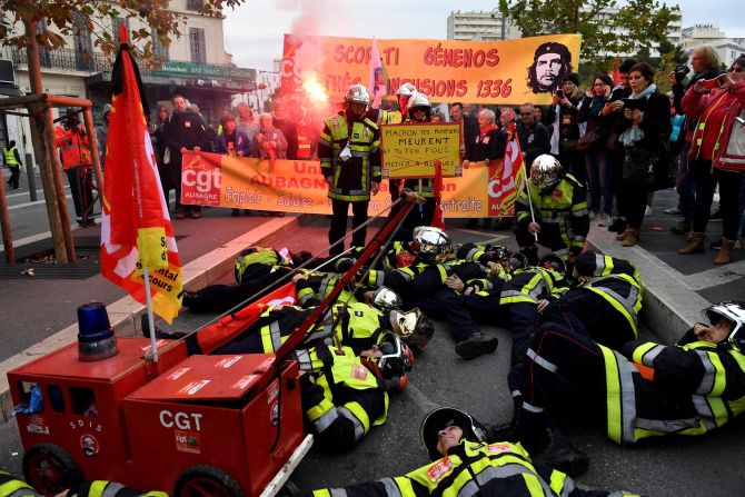 En Marsella, hasta los bomberos protestaron contra las reformas. Varios de ellos se acostaron en el suelo como una manera de unirse a la huelga nacional. Crédito: Clement Mahoudeau/AFP via Getty Images