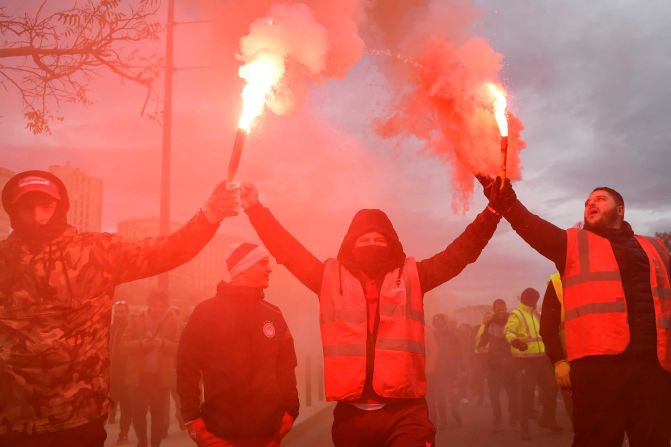 Manifestantes en Marsella marcharon con bengalas en la mano. Crédito: Clement Mahoudeau/AFP via Getty Images