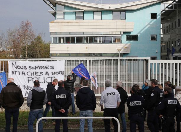 En Bayona, varios agentes de policía se unieron a la huelga nacional. Fuera de la estación colgaron una pancarta que decía “estamos unidos a nuestra policía”. Crédito: Bob Edme/AP