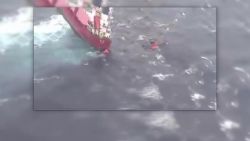 CNNE 741244 - video muestra rescate de tripulacion de barco averiado en el mar egeo