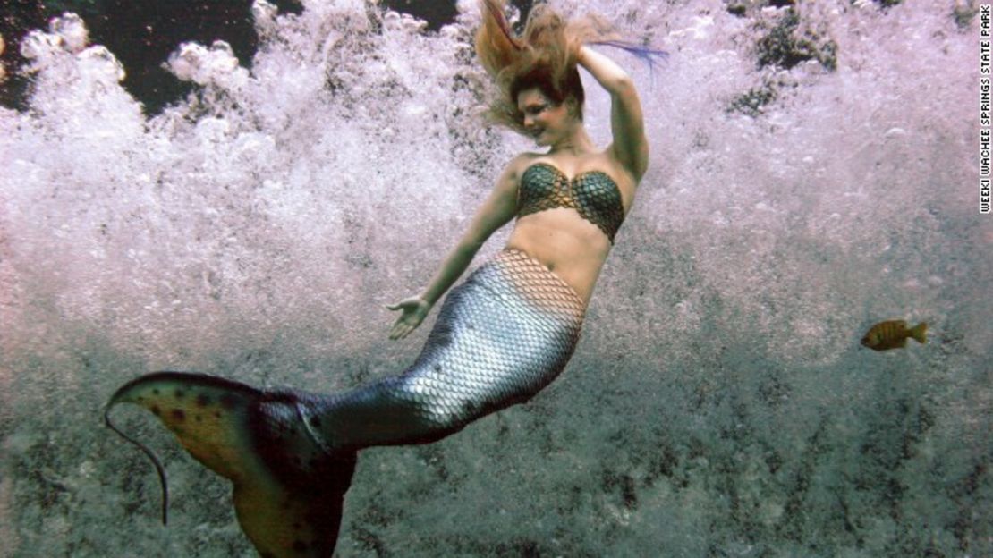 Una sirena sonríe y soporta todo eso, mientras que actúa en el agua fría de Weeki Wachee Springs.