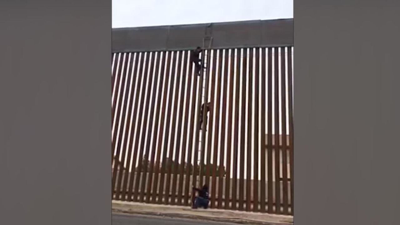 CNNE 741443 - video muestra a mexicano escalando el muro hacia ee-uu-