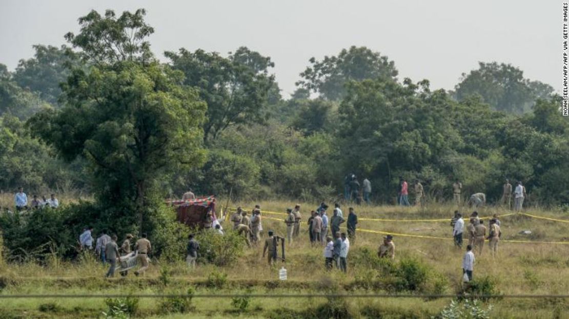 Personal de la policía se reúne cerca del sitio donde mataron a tiros a cuatro sospechosos de violación en grupo y asesinato en Hyderabad el 6 de diciembre de 2019.