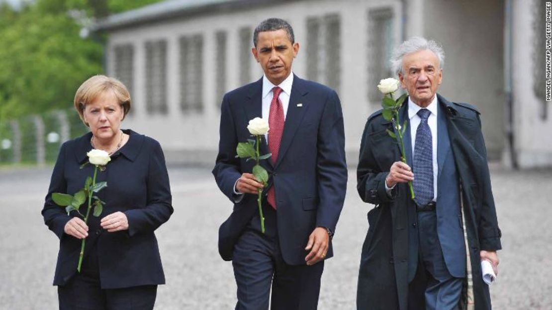 Merkel, el expresidente de EE.UU., Barack Obama, y el sobreviviente del holocausto Elie Wiesel presentan sus respetos durante una visita al antiguo campo de concentración de Buchenwald en 2009.