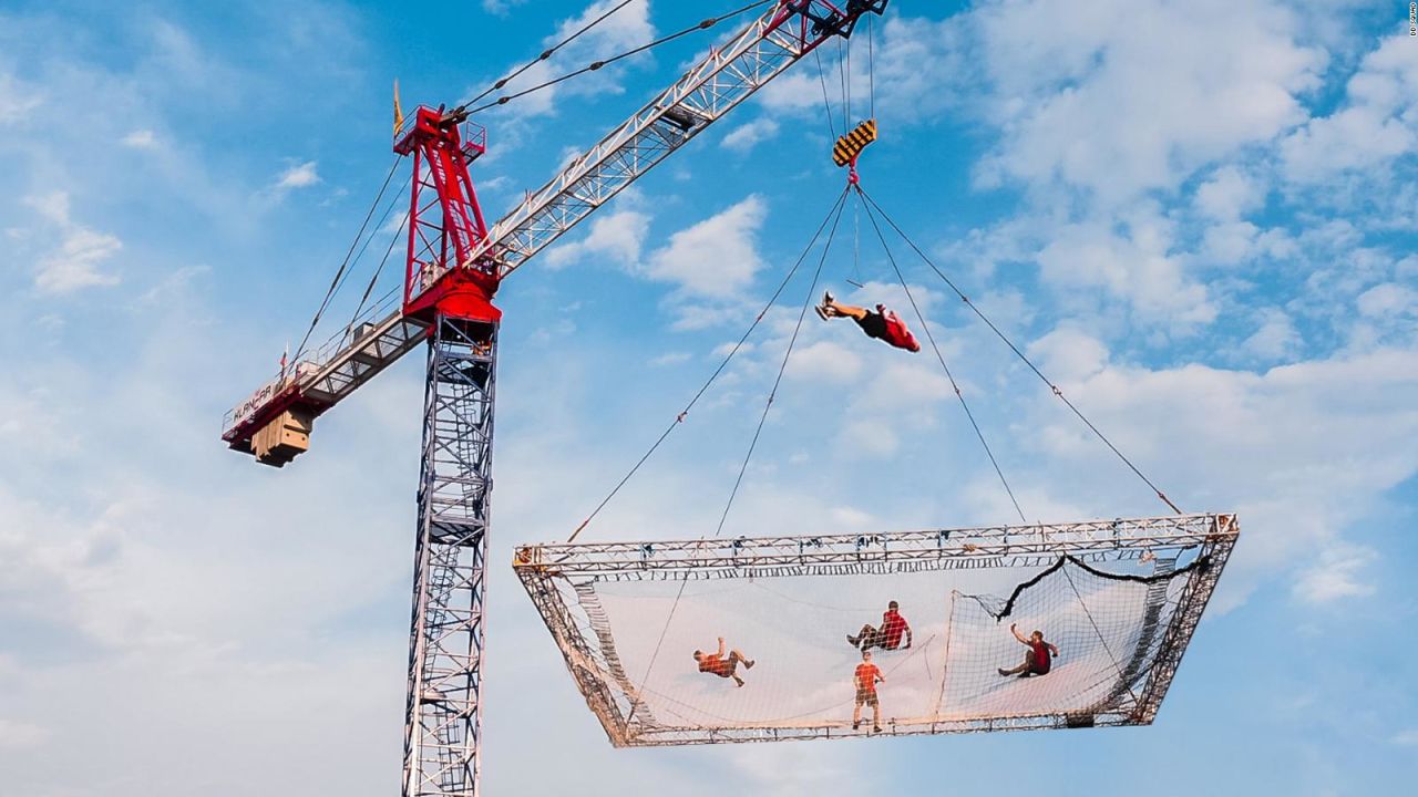 CNNE 741741 - acrobatas saltan desde un trampolin suspendido a 30 metros del suelo