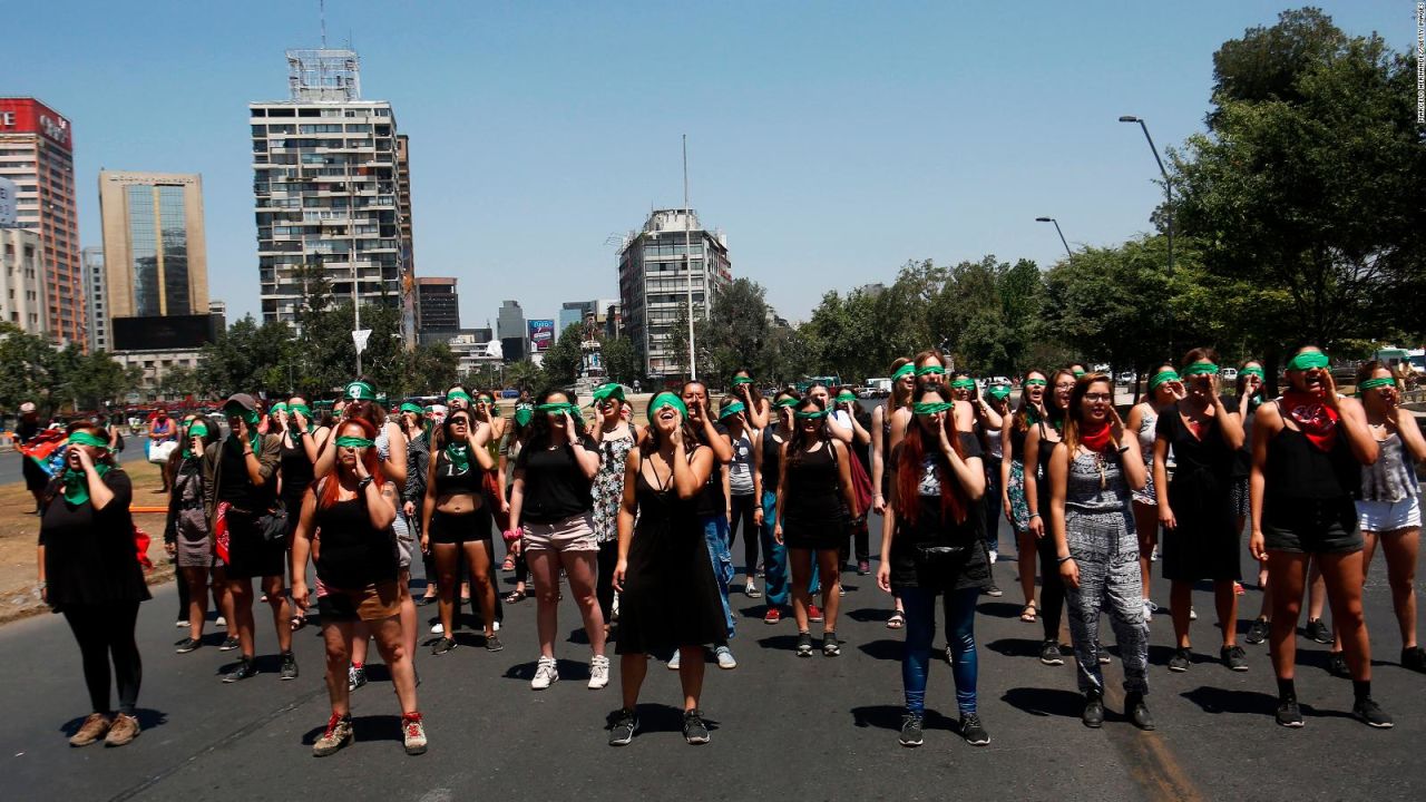 CNNE 741848 - mujeres protestan contra la violencia de genero en chile