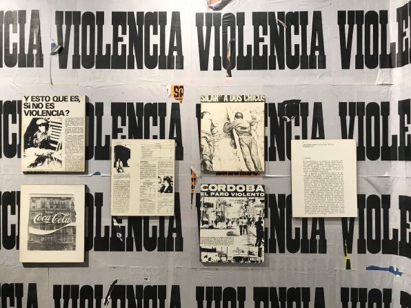 Panel de la instalación “Violencia”, del argentino Juan Carlos Romero, una reflexión sobre la violencia en la Argentina durante la década de los 70.