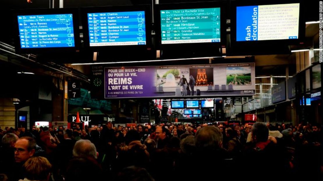 Pasajeros en la estación de trenes de Montparnasse en París el 4 de diciembre, antes de la huelga nacional por la reforma de pensiones.