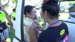 CNNE 742069 - samoa redobla su programa de vacunacion esta semana, ante un brote de sarampion que ha matado a mas de 50 ninos en la isla-