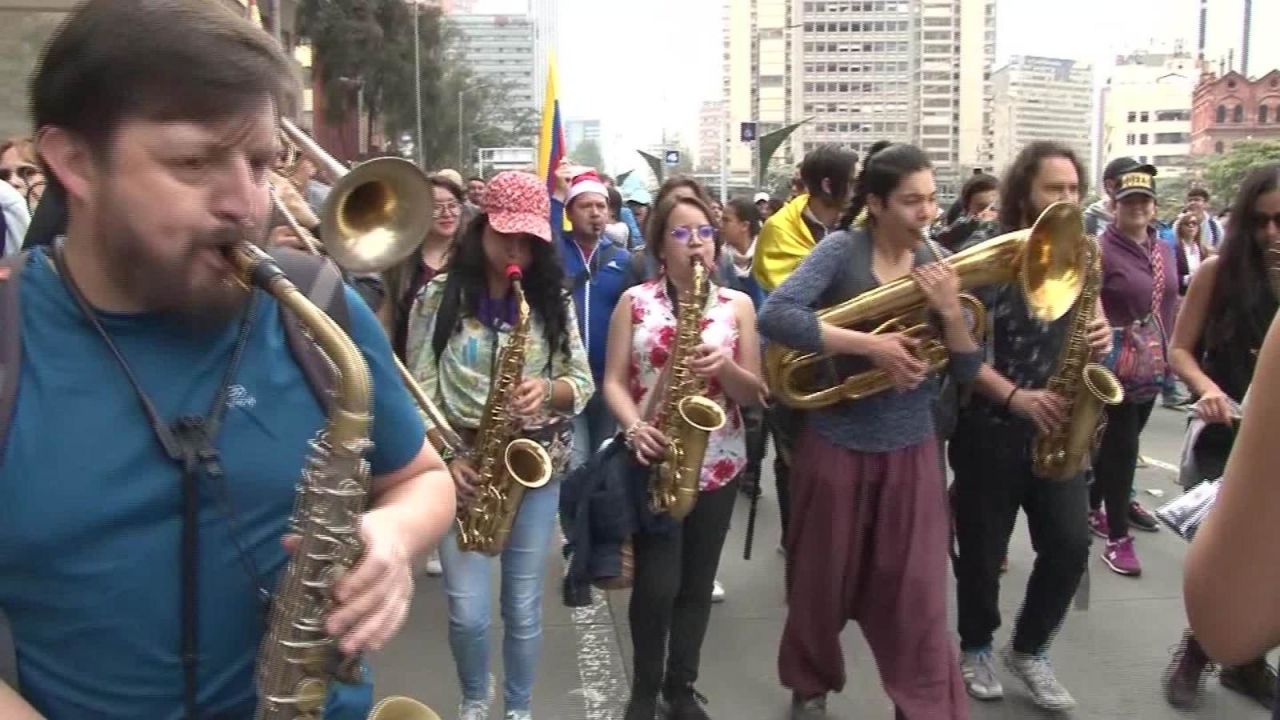 CNNE 742242 - musicos colombianos se manifiestan contra las politicas de duque