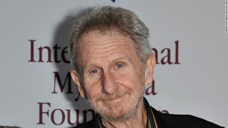 El actor René Auberjonois, conocido por papeles en televisión en programas como "Star Trek: Deep Space Nine", falleció el domingo 8 de diciembre, informó su hijo Remy Auberjonois a CNN. Tenía 79 años. La causa de la muerte fue cáncer de pulmón metastásico, dijo su hijo.