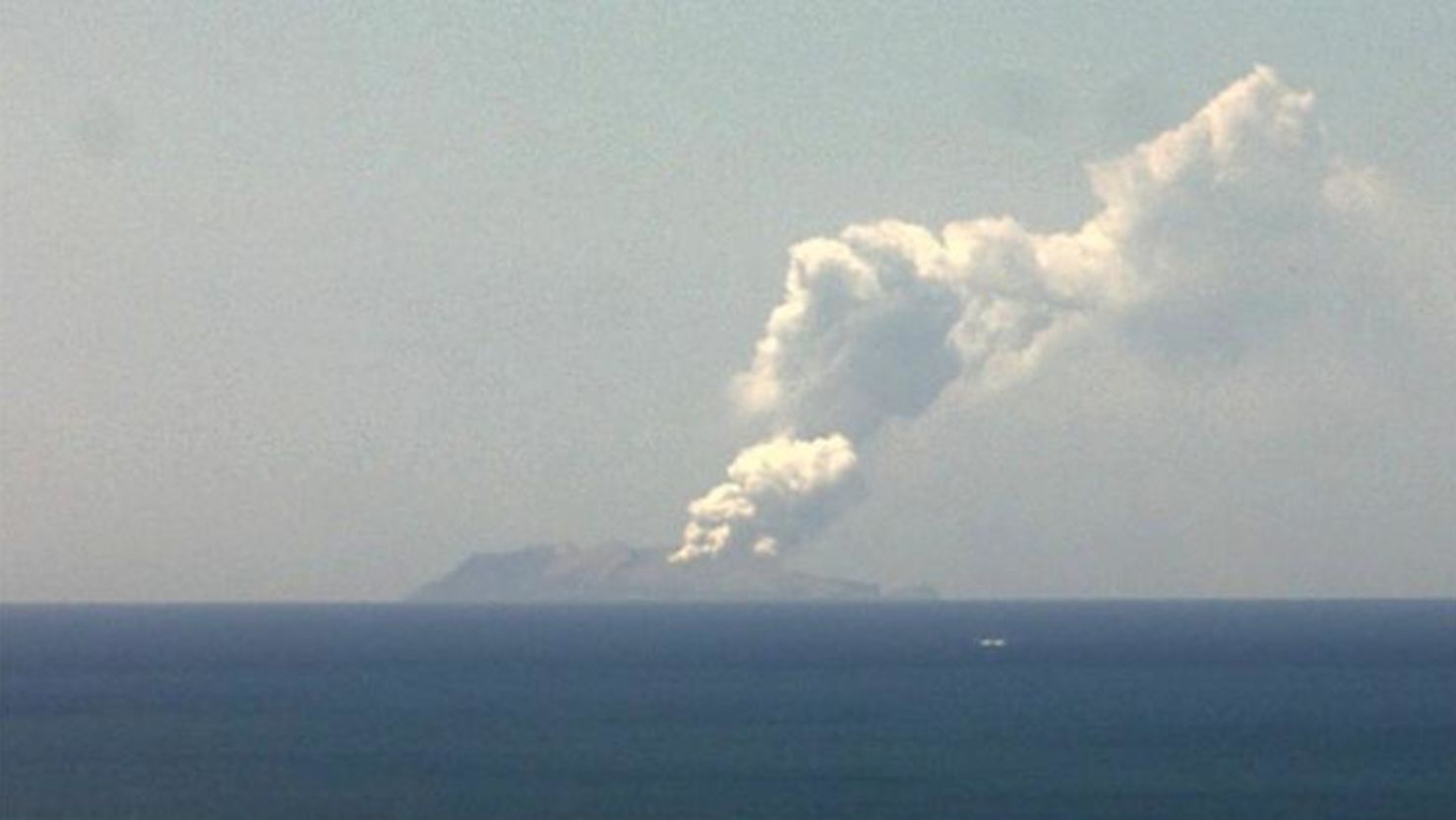 Una foto del Instituto de Ciencias Geológicas y Nucleares de Nueva Zelandia muestra la erupción del lunes.