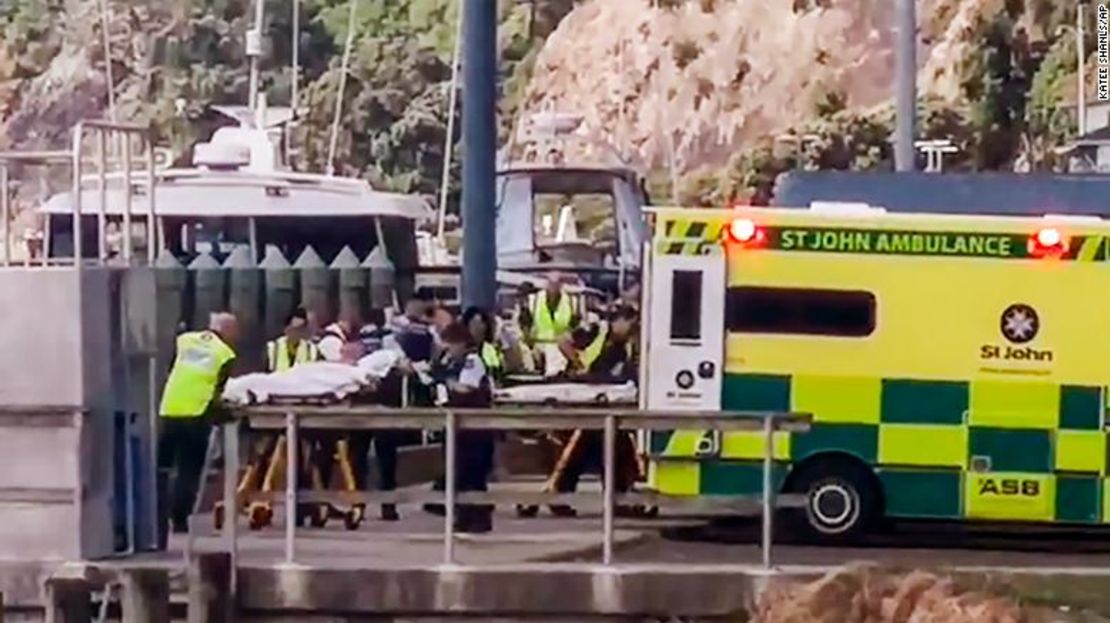 Los heridos de la erupción volcánica de White Island son llevados a ambulancias que esperan en Whakatane, Nueva Zelandia, el lunes.