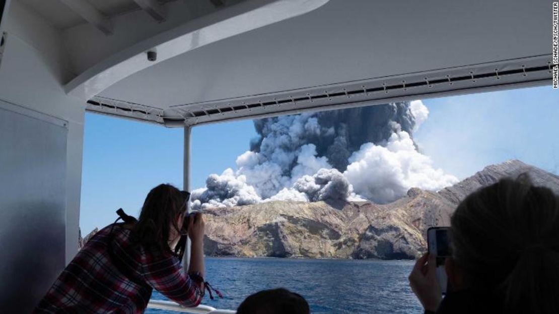 La erupción ocurrió este lunes cuando decenas de turistas, incluyendo varios de un crucero Ovation of the Seas, estaban cerca del volcán.