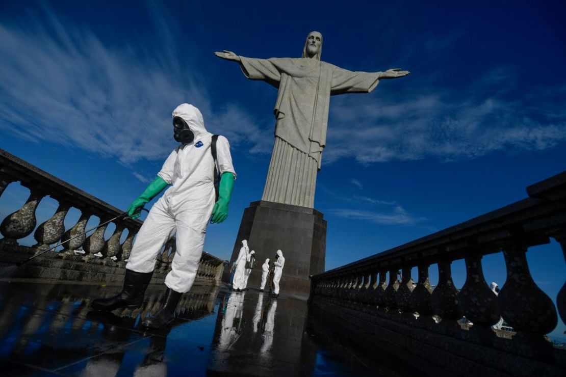 Soldados brasileños desinfectan el Cristo Redentor en Rio de Janeiro antes de su reapertura al turismo.